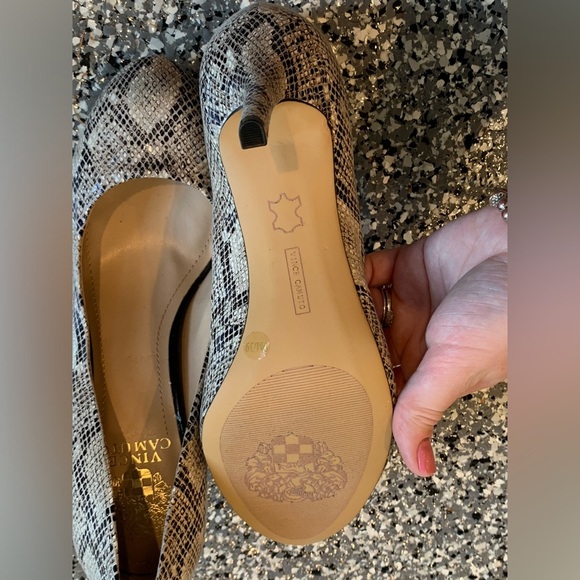 LIKE NEW VINCE CAMUTO SNAKEPRINT HEELS - Picture 3 of 4